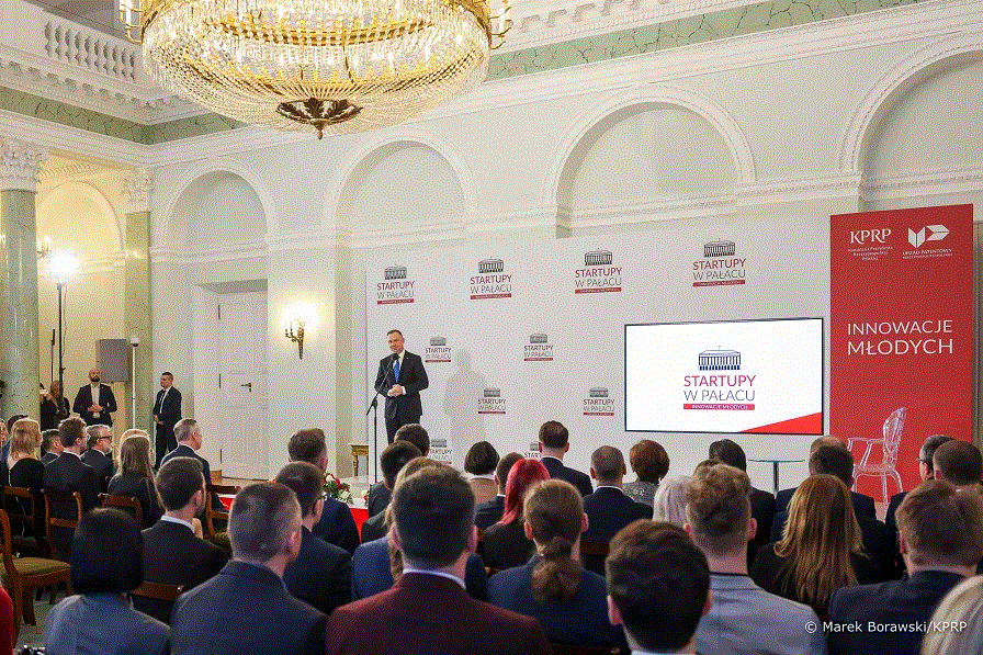 Zdjęcie przedstawia Pana Prezydenta Andrzeja Dudę z Pałacu Prezydenckiego podczas spotkania 6. edycji projektu „Startupy w Pałacu” pod nazwą Innowacje Młodych